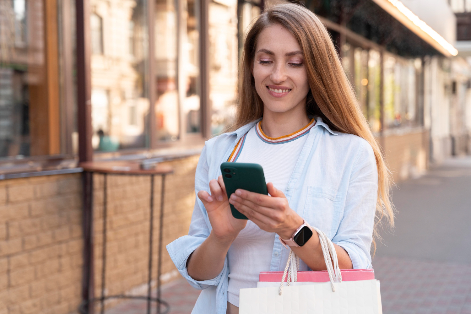 Woman using Cash back Apps 2024 to do shopping.