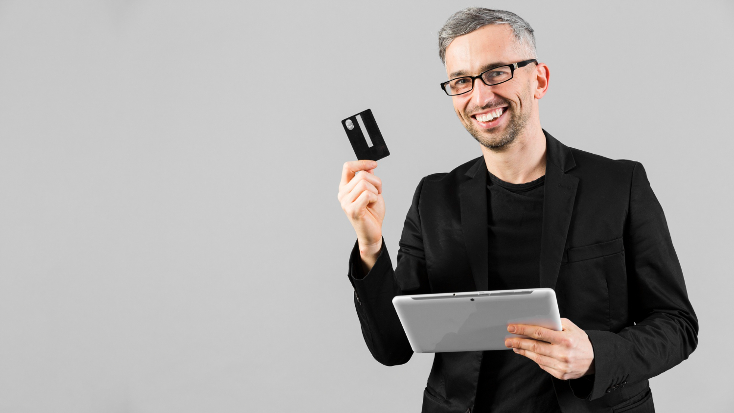 A man holding his Bilt Mastercard.