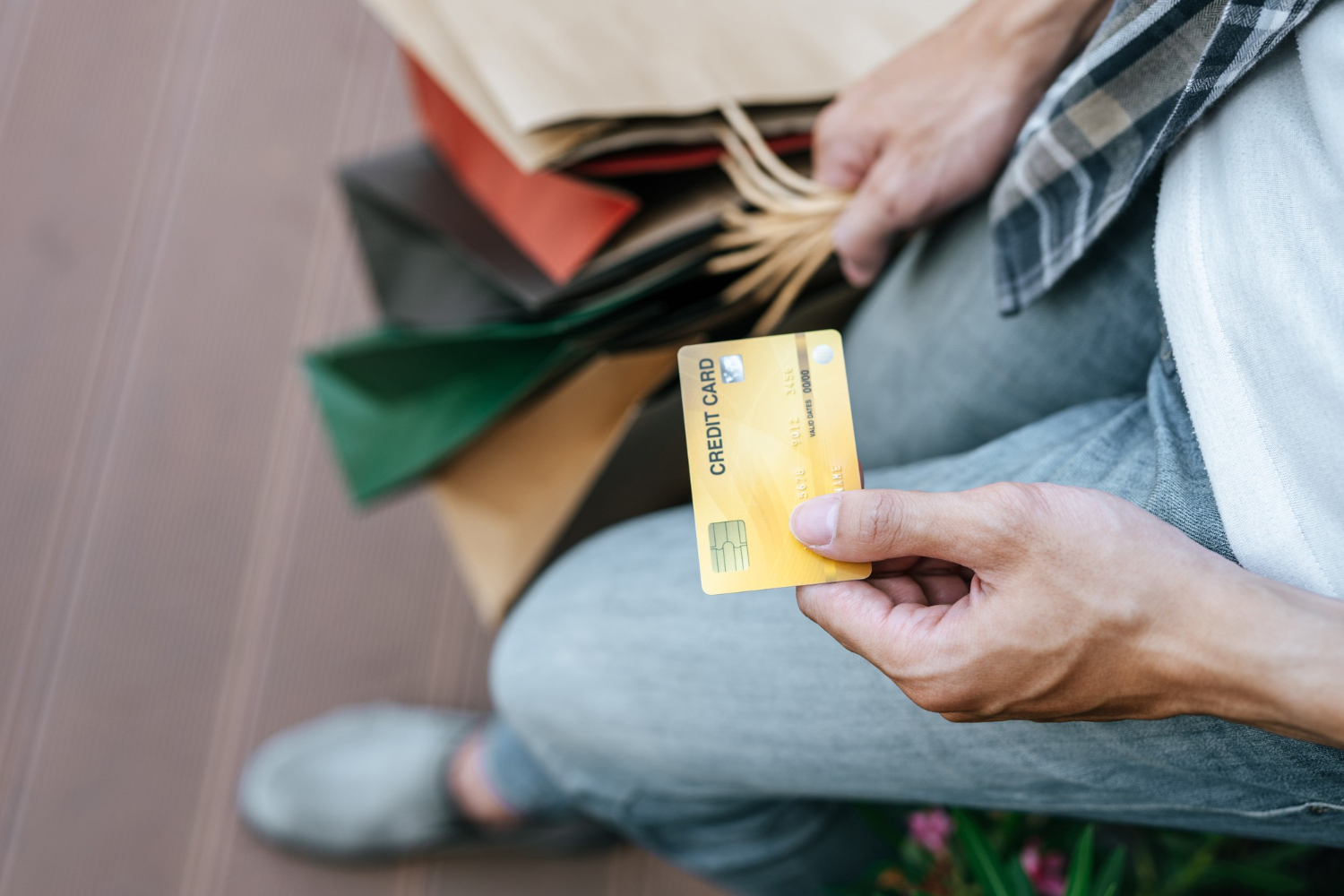 A person shopping with Delta SkyMiles Gold.