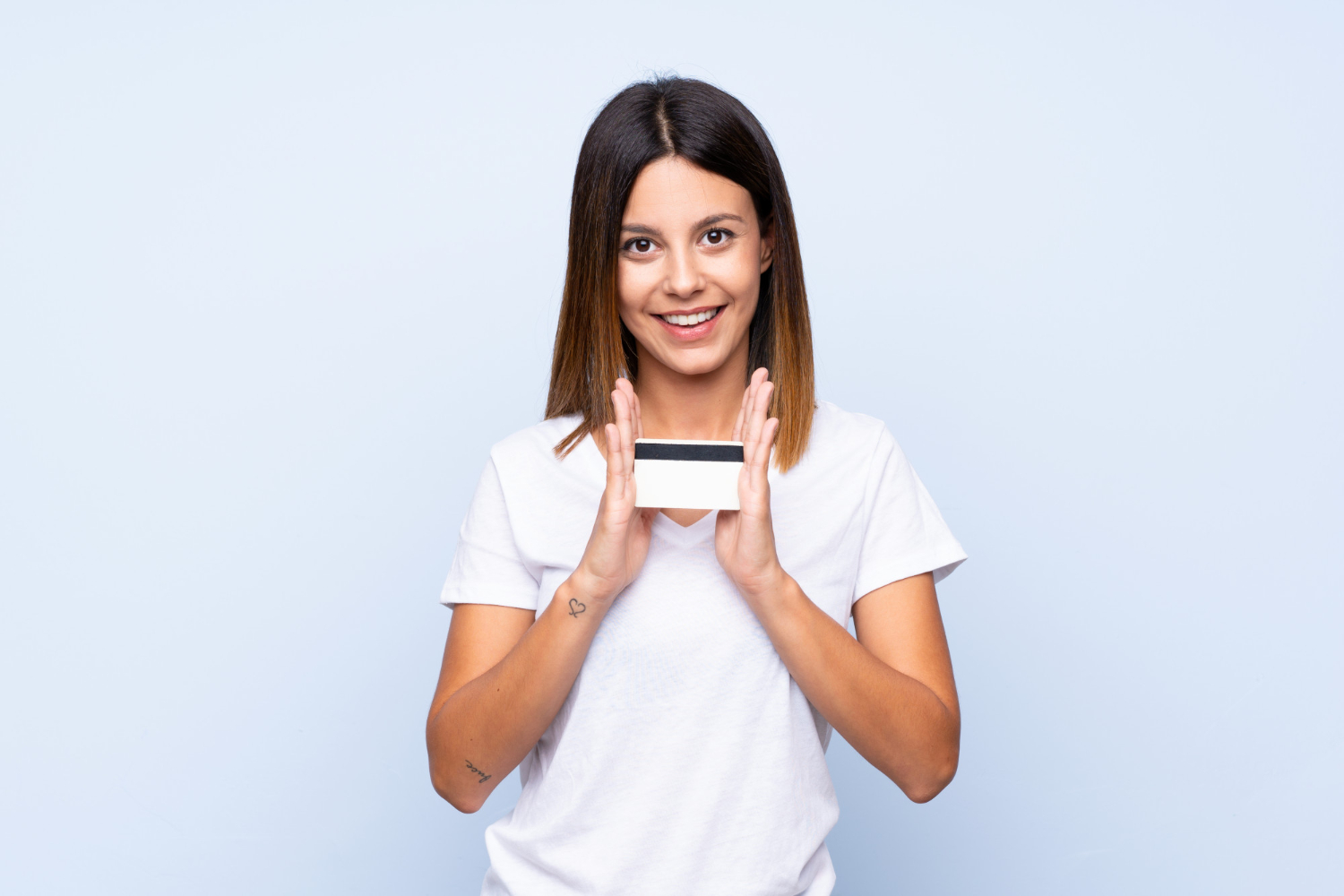 Woman using her Mission Lane Visa.