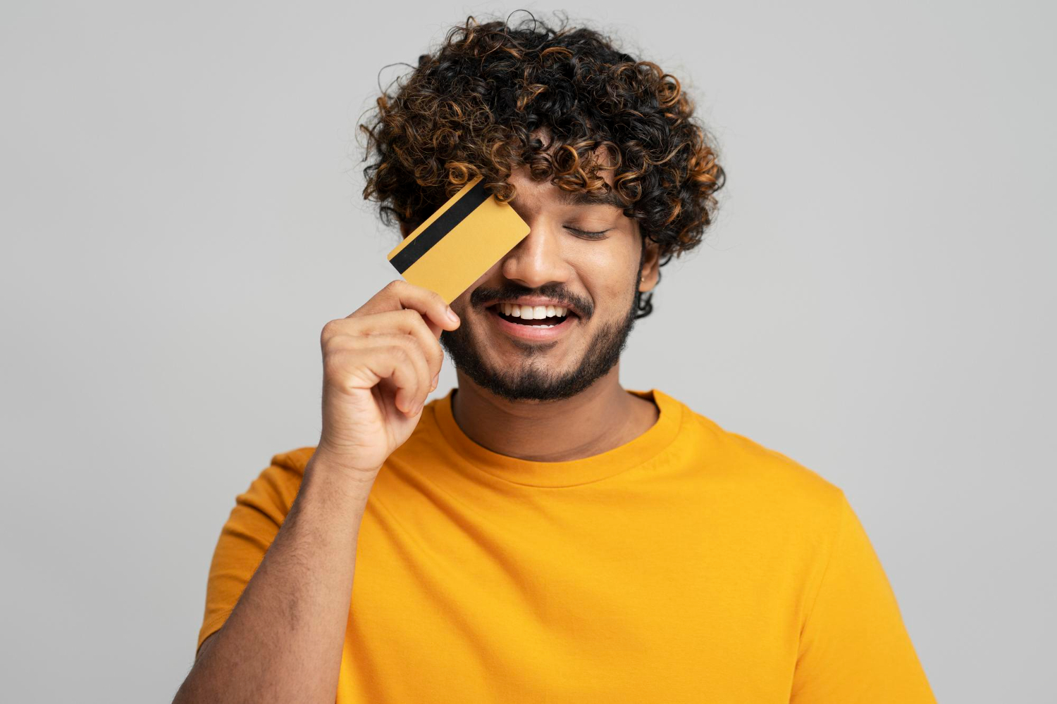 A man holding his Petal 2 Visa.