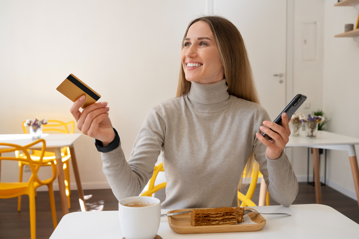 Woman using her Petal 2 Visa Credit Card.