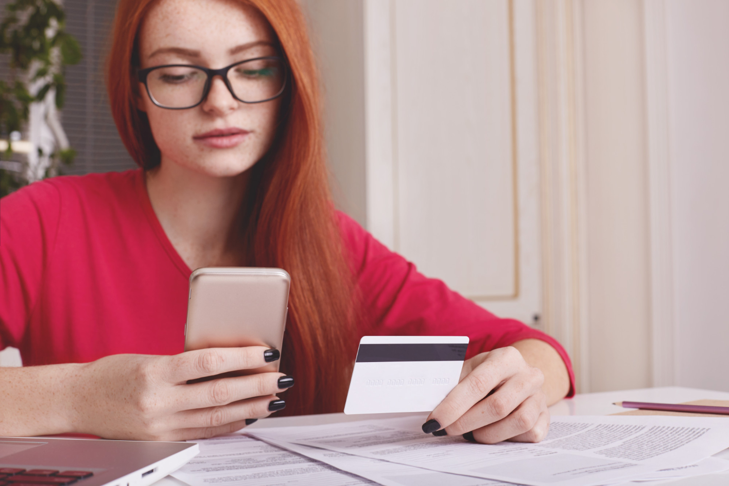 A woman learning about Statement Credit.