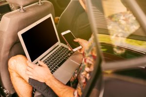A person getting Car Insurance for Digital Nomads in the USA.